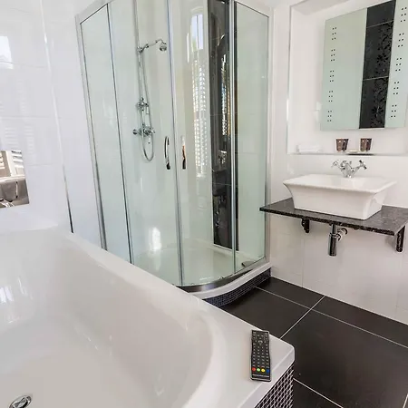 Hotel The 4*