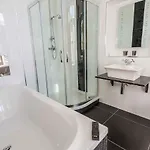 Hotel The 4*